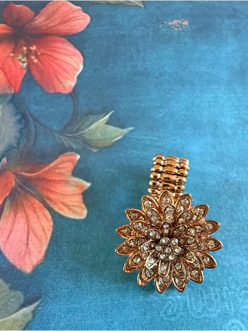 Stretchable floral ring.